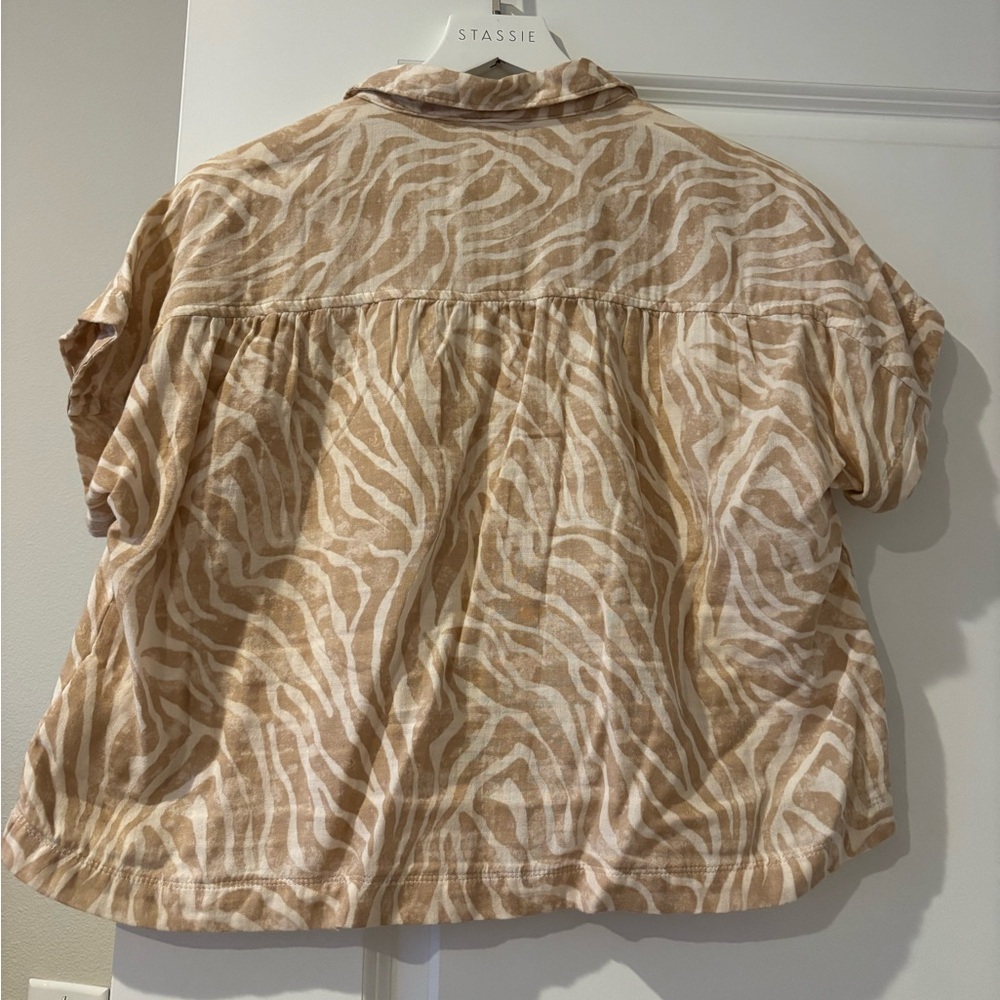 Cutest button top! - Picture 2 of 3